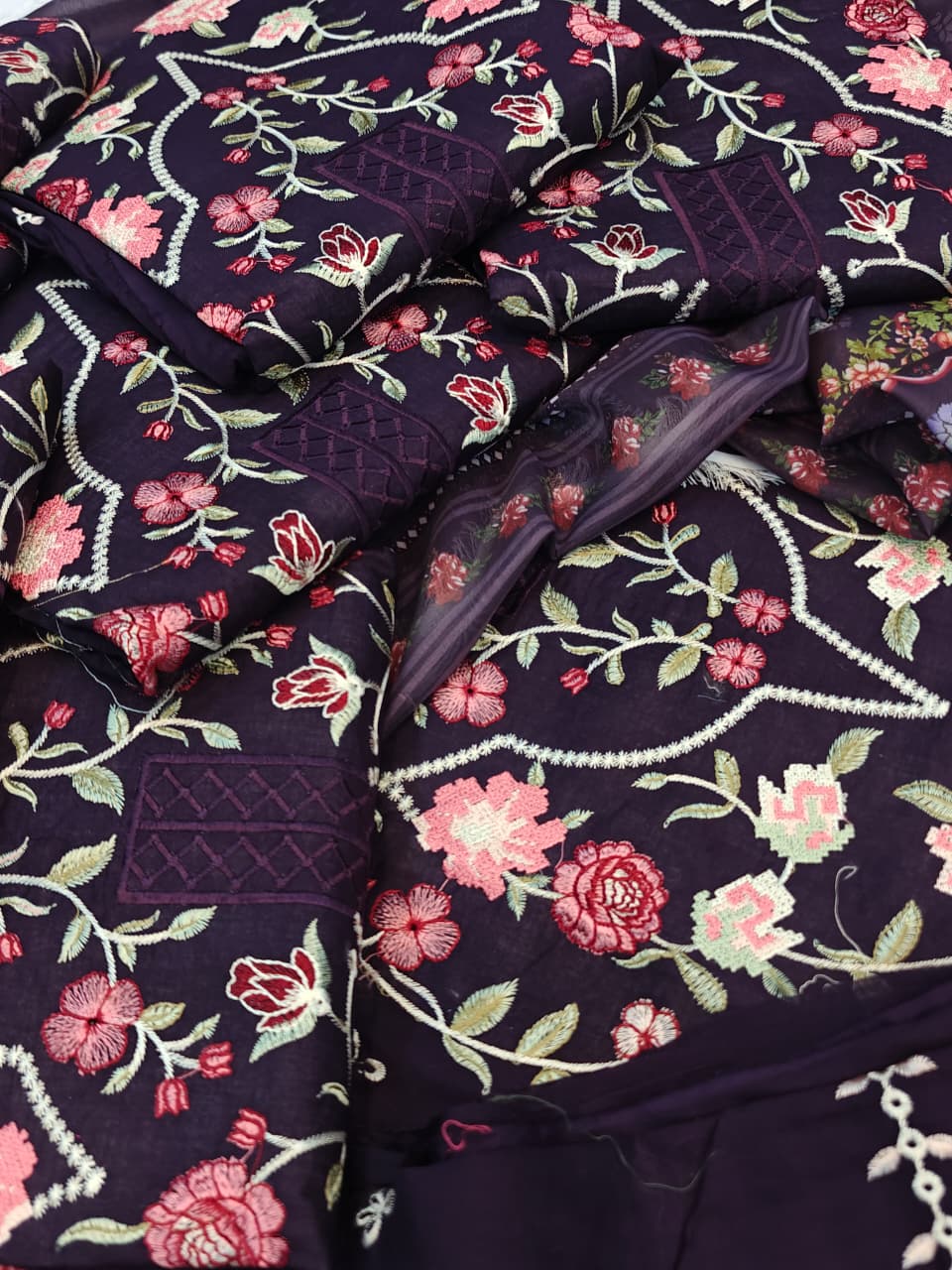 Sobia Nazir Fabric: * Lawn * Status: Emb